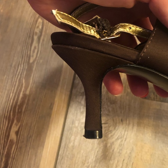 EUC!  Fashion Low Heel w/ brown stone detail. - Picture 7 of 13